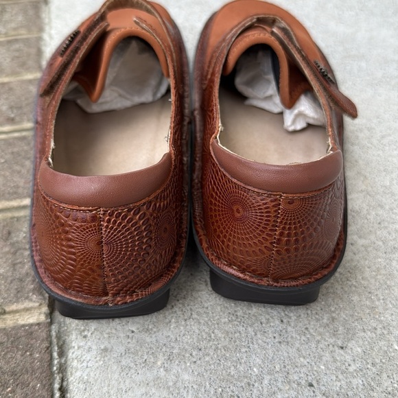 Alegria Brenna Brandy Brown Suede Leather Embossed Clogs. Size 41 ( 10.5-11 ). - Picture 3 of 12